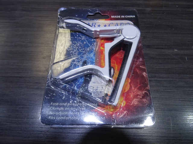 capo de guitare blanc