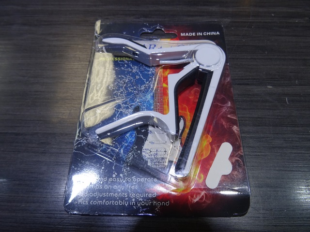 capo de guitare blanc