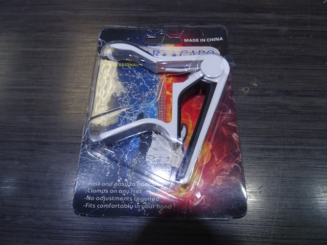 capo de guitare blanc