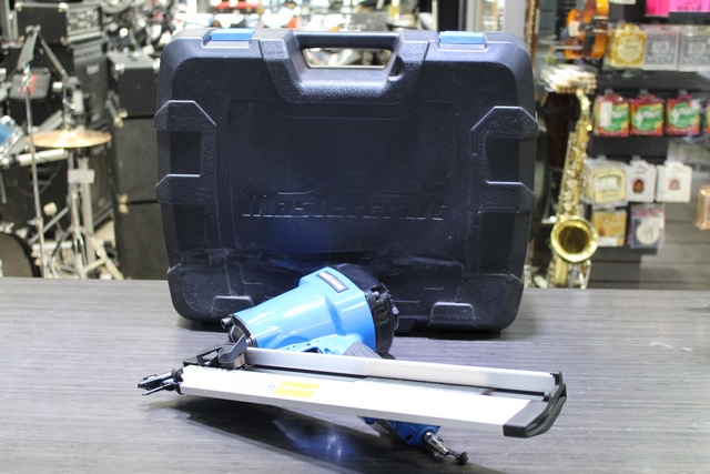 Cloueuse de charpente