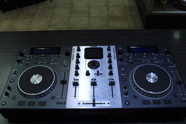 Dj Controller avec CD ports et iPod Dock  - Image 2