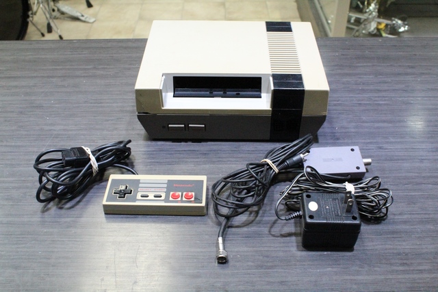 Console NES + 1 manette + acc  (console sans porte et defauts)
