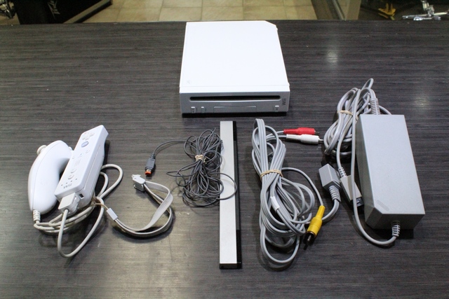 Console Nintendo Wii + acc (vis tient mal le dessous)