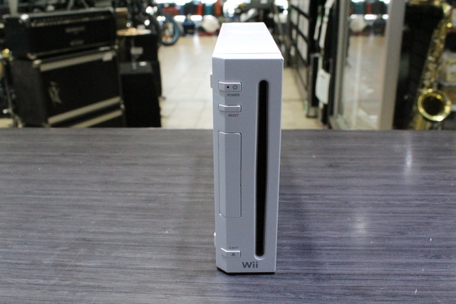 Console Nintendo Wii + acc (vis tient mal le dessous) - Image 2