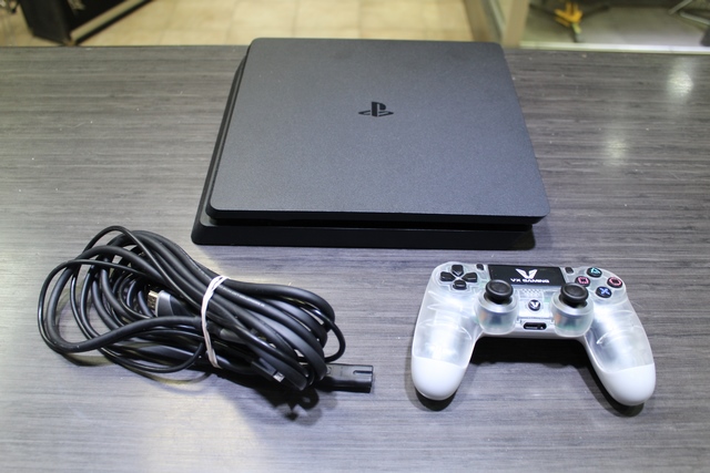 Console PS4 slim 1to + acc (manette sans marque)