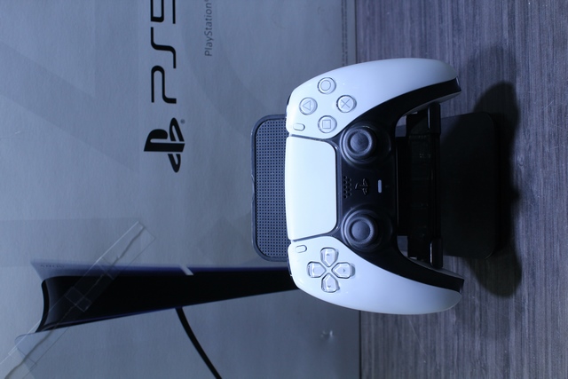 Console PS5 slim 1to + lecteur cd + chargeur a manette + acc - Image 3