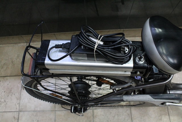 Velo Electrique + Chargeur et 2 Batteries - Image 3