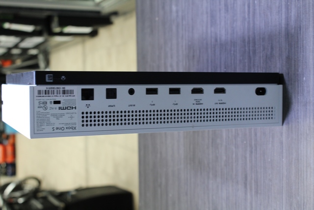 Console Xbox One S 1To + manette - Image 2