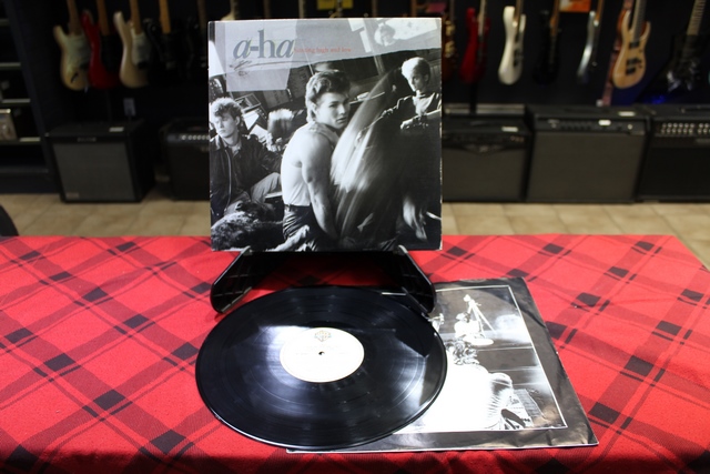 A-HA hunting high and low Warner Bros Records Vinyl - Image 2