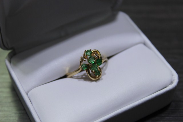 Bague avec 5 émeraude + 2 diamants de 2 pts Or jaune - Image 2