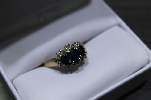 Bague avec petit diamant + Saphir Or jaune - Image 2