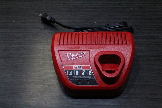 CHARGEUR A BATTERIE MILWAUKEE M-12 - Image 2