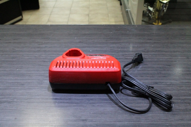 CHARGEUR A BATTERIE MILWAUKEE M-12 - Image 4