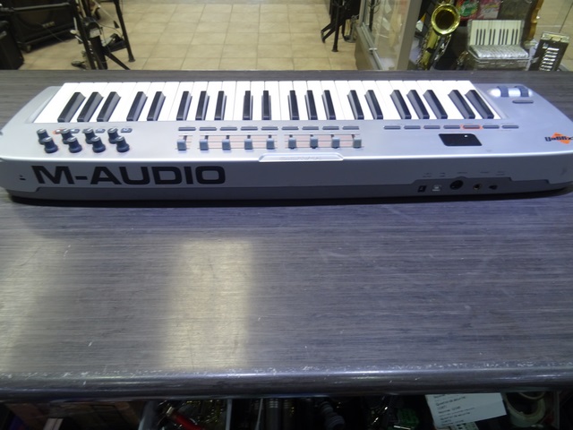 CONTROLEUR MIDI 49TOUCHES + Fil Usb M-AUDIO Oxygen 49 - Image 3