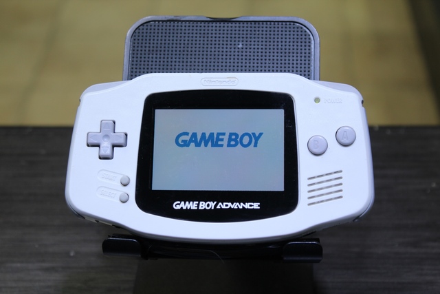 Console Game Boy Advance blanc (porte arrière pas original) NINTENDO AGB-001 - Image 2