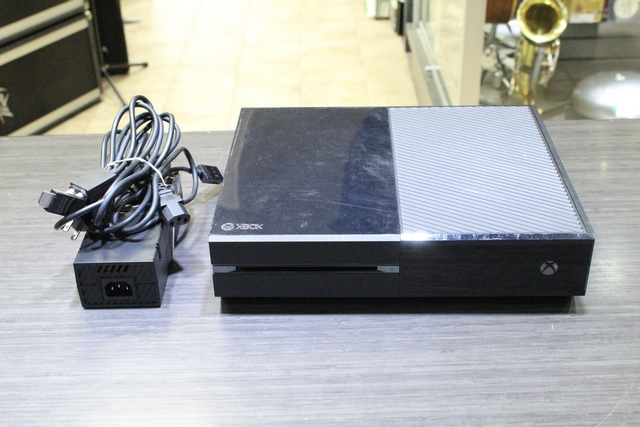 Console Xbox One 1e gen 500 go + acc (sans manette) MICROSOFT 1540