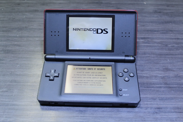 Console ds lite + chargeur (ecrans un peu brulees) NINTENDO usg-001 - Image 2