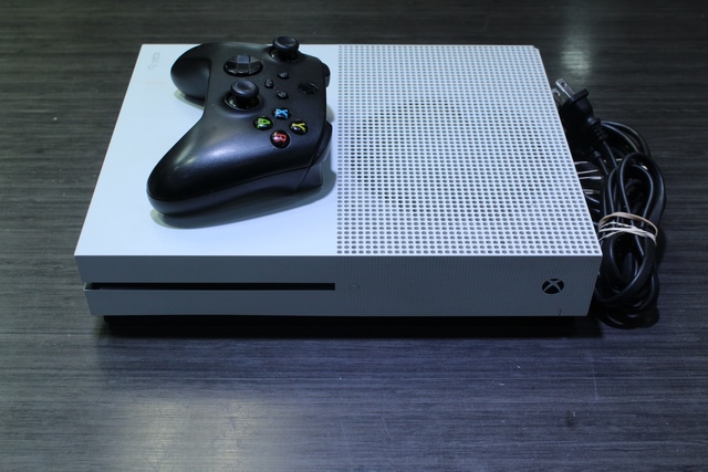 Console xbox one S 1to (lecteur non fonctionelle prise hdmi lousse) + manette MICROSOFT 1681