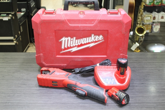 Coupe tuyau + chargeur + 2 batterie MILWAUKEE 2471-20
