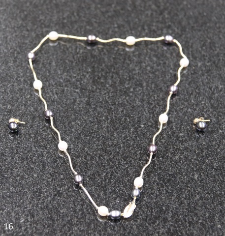 Ensemble 16 Bijoux en or (Collier perle blanche et noir + B.O). Or jaunes (14k-9.6g)