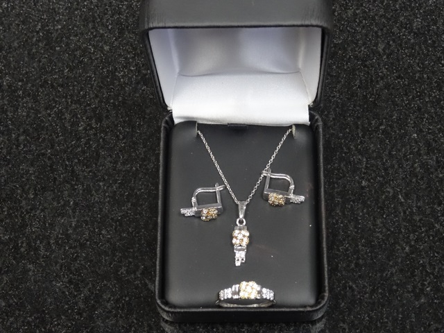 Ensemble 5 Bijoux en or (5 Mxc Bague + chaine +pendentif + 2 B.O or blanc Zircon) Or blanc (14k-8.3g)