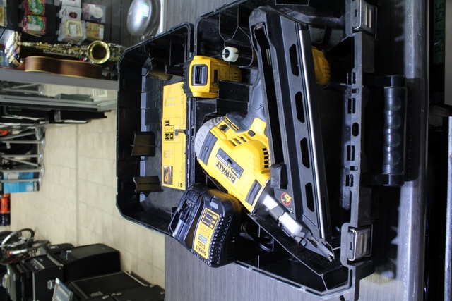 Fusil a clou Dewalt+ batt + chargeur + boite dcn692 - Image 4
