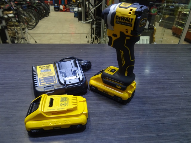 Impact Brushless + chargeur + 2 Batteries 20V 4AH Dewallt DCF850