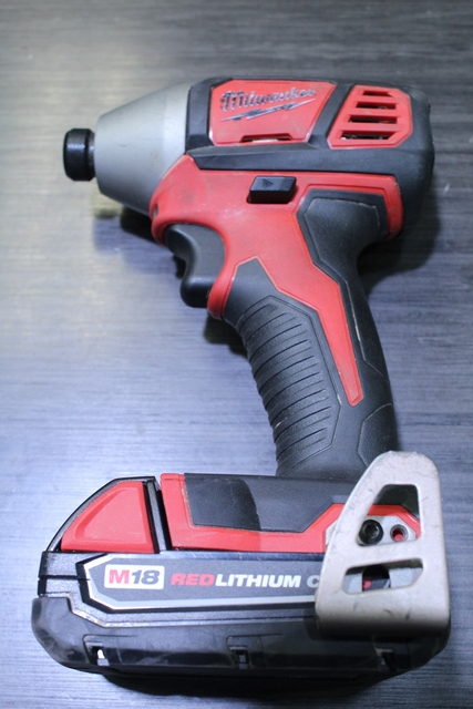 Kit outil 1 perseuse +1 impact +1 chargeur + 2batt + sac MILWAUKEE 2606-20 / 2656-20 - Image 3