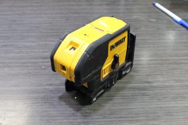 LASER VERT À 3 POINTS AUTO NIVELANT Dewalt DW083CG