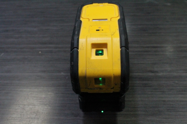 LASER VERT À 3 POINTS AUTO NIVELANT Dewalt DW083CG - Image 2