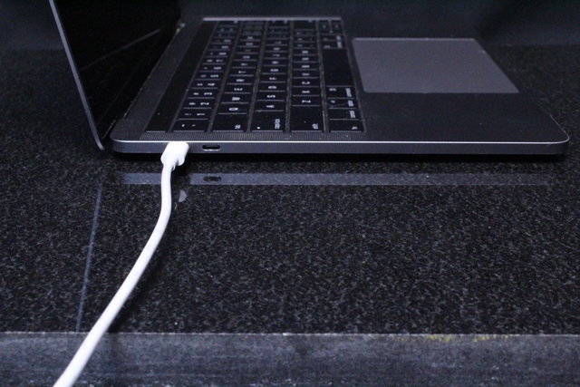 MACBOOK PRO (mfd 2016) APPLE A1706 - Image 2