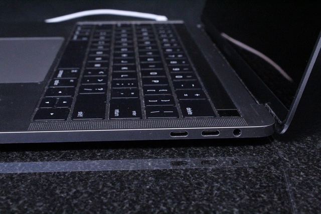 MACBOOK PRO (mfd 2016) APPLE A1706 - Image 3
