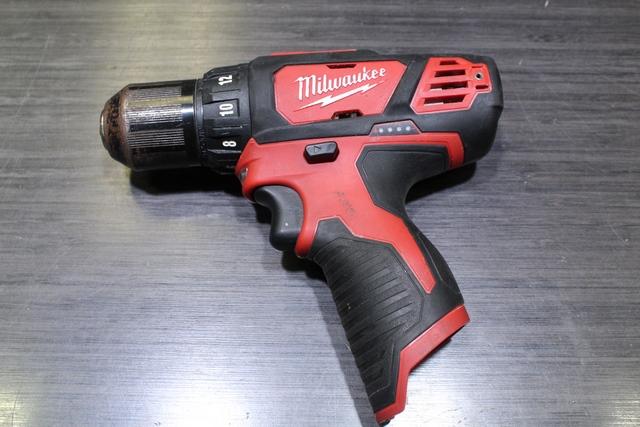 Perceuse + chargeur + 3 batterie MILWAUKEE 2407-20 - Image 2