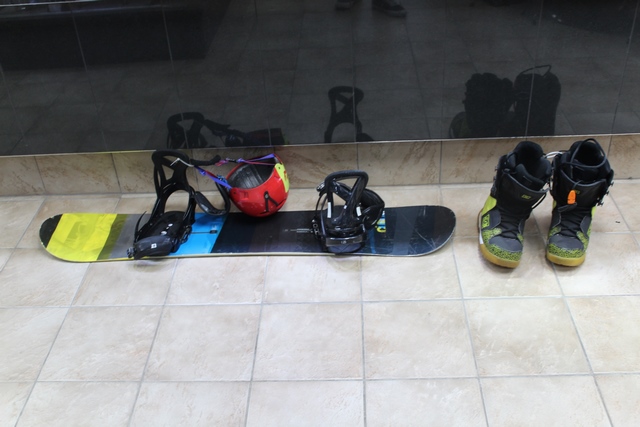 Planche a Neige 148cm + Fix + Bottes 11.5 US + Casque Burton Custom