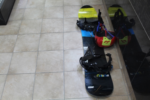 Planche de snow 148 cm + fix + bottes 11.5 US + casque burton custom - Image 2