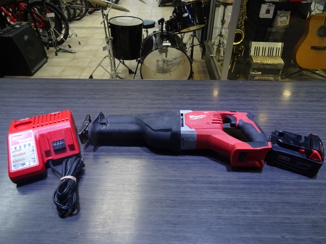 Scie va et Vient Sawzall + Batterie M18 xc 5.0AH + Chargeur MILWAUKEE 2621-20