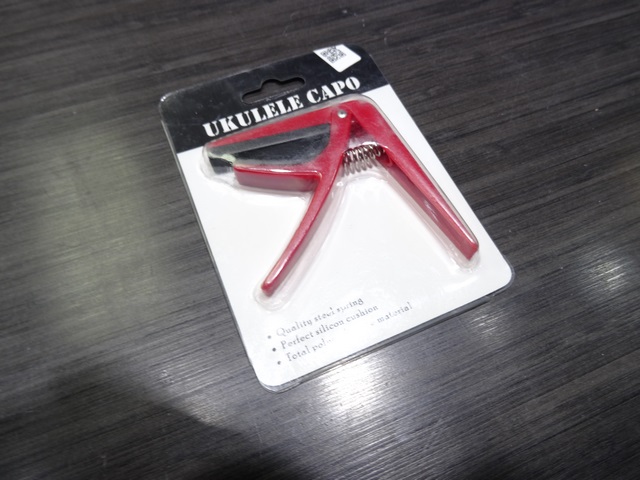 capo ukulele rouge