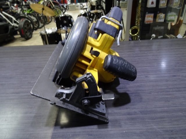 scie circulaire a batterie DEWALT dcs578 - Image 2
